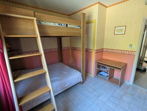 2 makuuhuonetta, silitysrauta/-lauta, vuodevaatteet