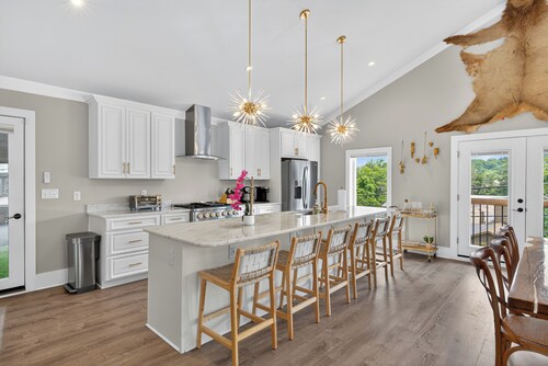 6 BR Luxury Home on Main Street in Downtown Blowing Rock + Hot Tub!