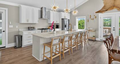 6 BR Luxury Home on Main Street in Downtown Blowing Rock + Hot Tub!