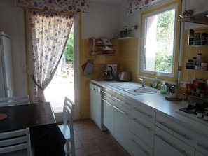 Micro-ondes, four, plaque de cuisson, lave-vaisselle
