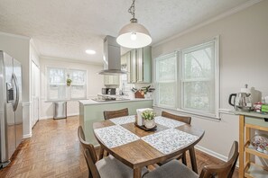 Microondas, horno, placa de cocina y lavavajillas