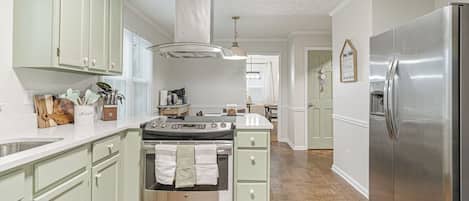 Microondas, horno, parrilla de estufa y lavavajillas