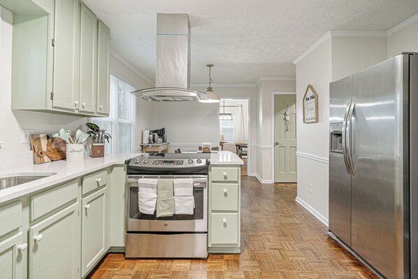 Microondas, horno, placa de cocina y lavavajillas