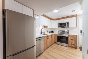 Microwave, oven, stovetop, dishwasher - Cozy 2 bedroom suite (Calgary)