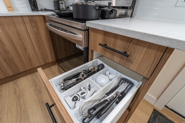 Micro-ondes, four, plaque de cuisson, lave-vaisselle