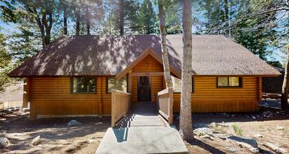 Grand Mountain Retreat w/ Piano, Fast WiFi, Fireplace, Private Deck
