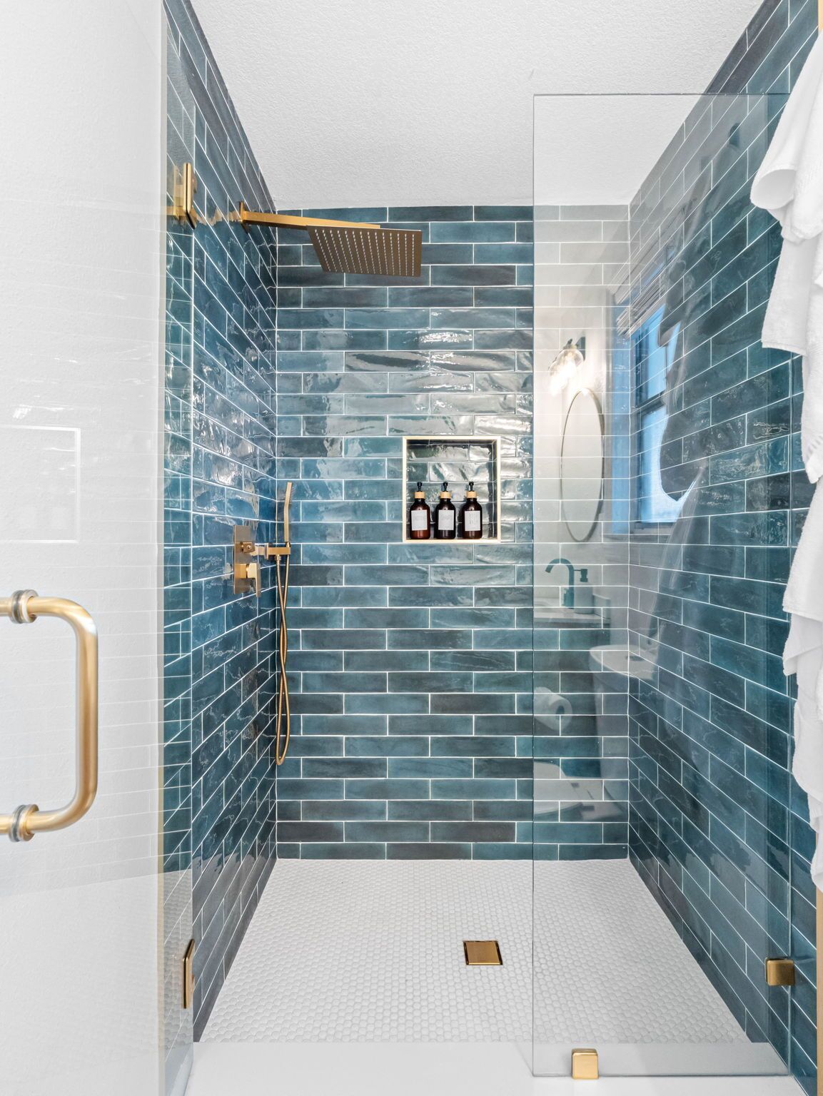 Douche, serviettes fournies, savon, shampoing