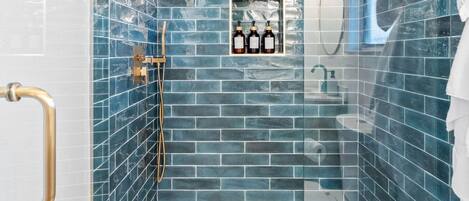 Douche, serviettes fournies, savon, shampoing