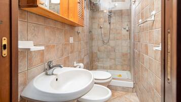 Douche, articles de toilette gratuits, sĂšche-cheveux, bidet