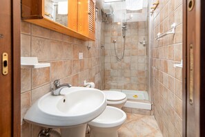 Douche, articles de toilette gratuits, sèche-cheveux, bidet