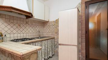 Réfrigérateur, four, plaque de cuisson, cafetiÚre/bouilloire