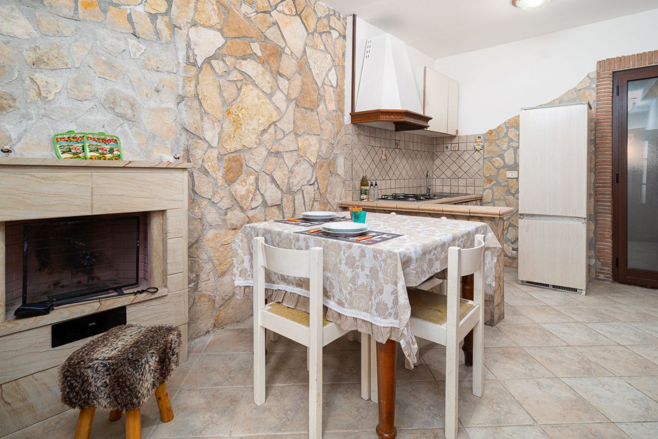 Fridge, oven, stovetop, coffee/tea maker