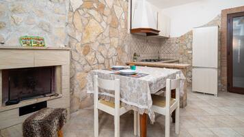 Fridge, oven, stovetop, coffee/tea maker