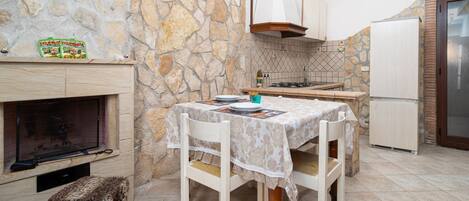 Fridge, oven, stovetop, coffee/tea maker