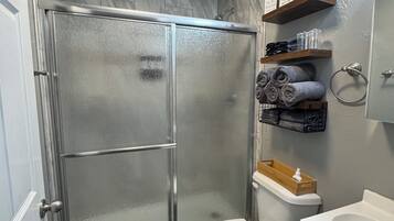 Ducha, secador de pelo, toallas