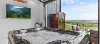 Serenity Villa: Luxurious Retreat with Hot Tub, Rooftop Deck & Mountain View's