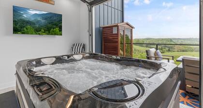 Serenity Villa: Luxurious Retreat with Hot Tub, Rooftop Deck & Mountain View's