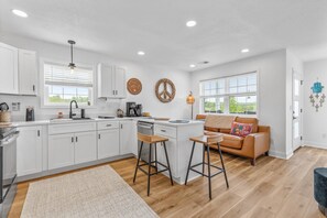 Fridge, microwave, oven, stovetop - Serenity Villa: Luxurious Retreat with Hot Tub, Rooftop Deck & Mountain View's (Sharps Chapel)