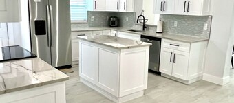 The Blue River House. 3-bedroom Pool house in peaceful Fort Myers with AC, WiFi