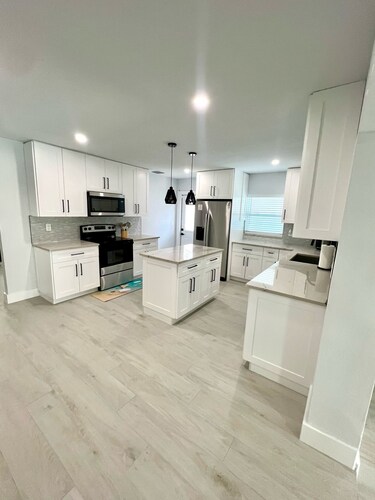 The Blue River House. 3-bedroom Pool house in peaceful Fort Myers with AC, WiFi