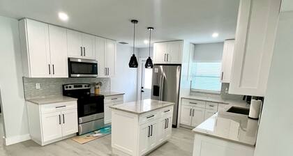 The Blue River House. 3-bedroom Pool house in peaceful Fort Myers with AC, WiFi