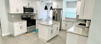 The Blue River House. 3-bedroom Pool house in peaceful Fort Myers with AC, WiFi
