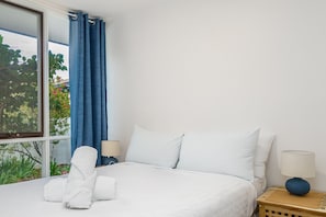 3 habitaciones, tabla de planchar con plancha y cuna de viaje