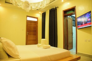 Laptop workspace, free WiFi, bed sheets - Rond Point Gorilla Boutique - Kinigi (Nyange)