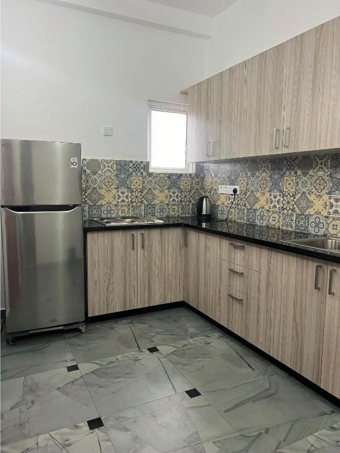 Kjøleskap, kokeplater, vannkoker og kjøkkenutstyr