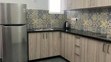 Kjøleskap, kokeplater, vannkoker og kjøkkenutstyr