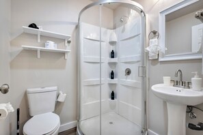 Casa económica, no fumadores, Aire acondicionado | Baño | Ducha, artículos de higiene personal gratuitos y secador de pelo
