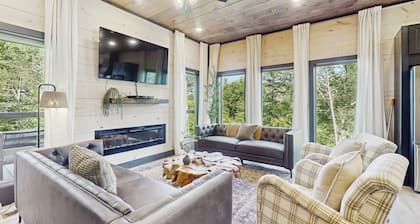Luxurious Pool Cabin w/theater room, game room, hot tub, decks, grill, and WiFi
