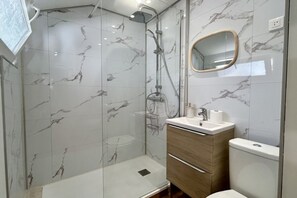 Shower, towels - 🐚 La Petite Maison - Charm & comfort just a stone's throw from the sea (Le Crotoy)