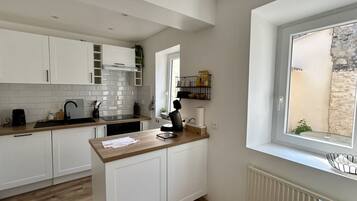 Een microgolfoven, een oven, een vaatwasser