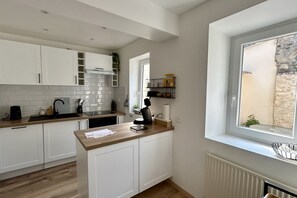 Micro-ondes, four, lave-vaisselle, cafetière/bouilloire