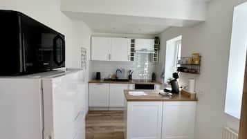 Een microgolfoven, een oven, een vaatwasser