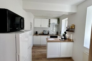 Microondas, horno, lavavajillas y cafetera y tetera 