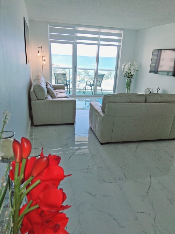 Een smart-tv, een tafeltennistafel, een computerscherm en een printer