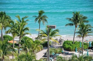 Ligstoelen aan het strand