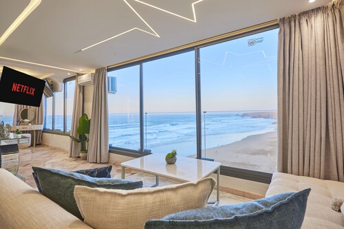 Beachfront Paradise: Charming 1BR + Ocean Views