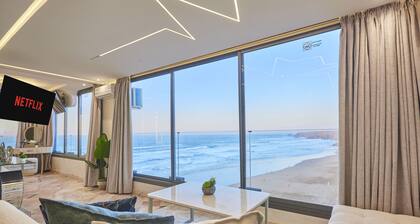 Beachfront Paradise: Charming 1BR + Ocean Views