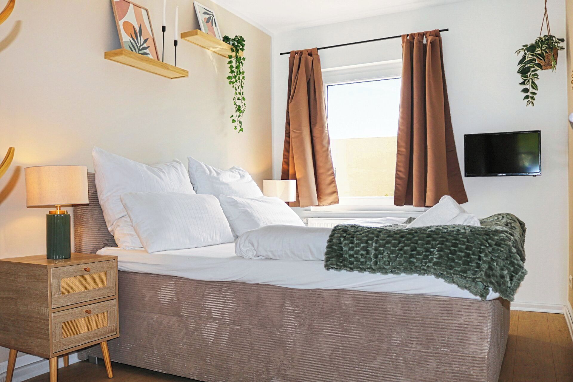 2 bedrooms, desk, iron/ironing board, travel crib