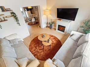 TV connectée, cheminée, livres