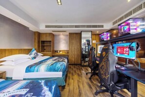 A hotel room with two beds, a desk with a computer, and a gaming chair. - Bonilyi Hotel (Ningbo Beilun Yintai City ) (Ningbo)