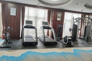 A gym with treadmills, elliptical machines, and weightlifting equipment. - Bonilyi Hotel (Ningbo Beilun Yintai City ) (Ningbo)