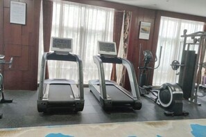 A gym with treadmills and exercise equipment. - Bonilyi Hotel (Ningbo Beilun Yintai City ) (Ningbo)