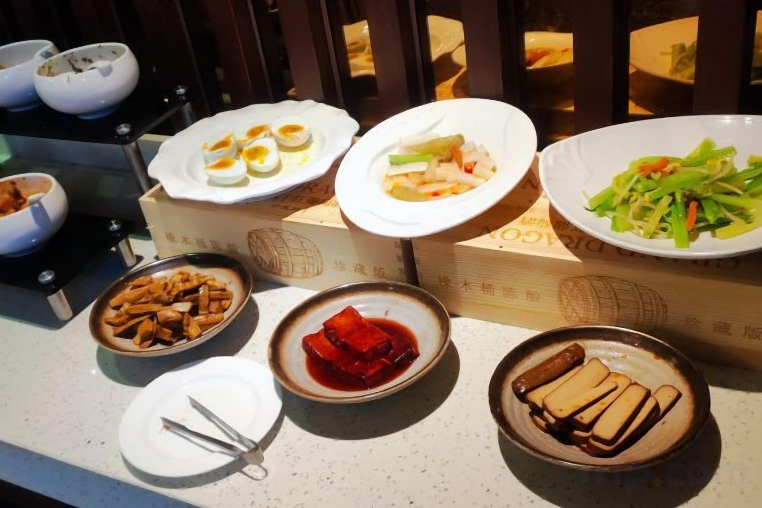 Ein reichhaltiges Buffet mit verschiedenen Speisen und Schüsseln.