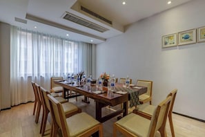 A conference room with a long table, chairs, and a whiteboard. - Bonilyi Hotel (Ningbo Beilun Yintai City ) (Ningbo)