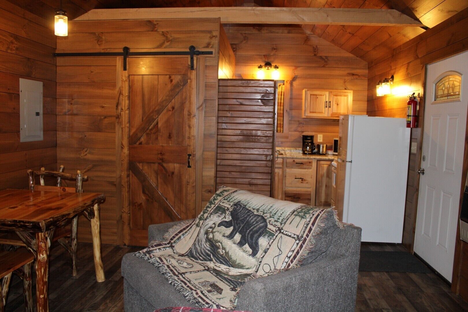 60-吋智慧型電視、衛星頻道、壁爐