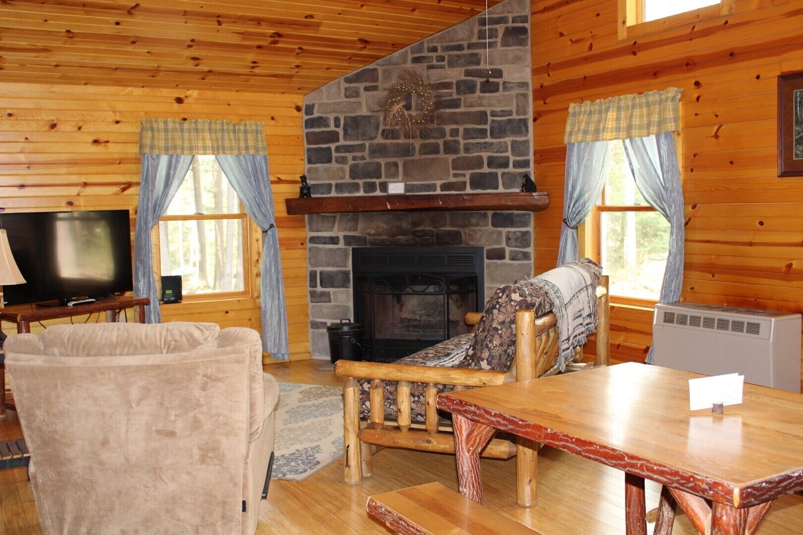 En 60-tommers smart-TV med Parabol-TV samt peis